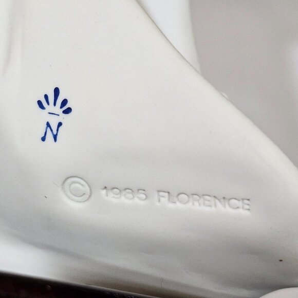 Guiseppe Armani Florence Figure - Lady Holding Fruit - 12" Tall (1986) - Picture 9 of 9